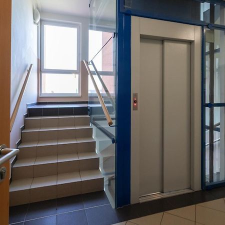 Sunny Apartment In Modrany By Prague Days Екстериор снимка
