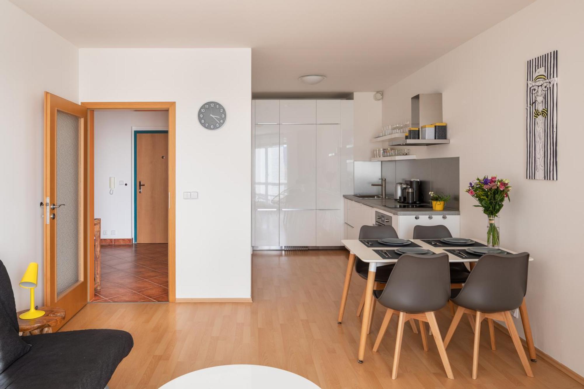 Sunny Apartment In Modrany By Prague Days Екстериор снимка