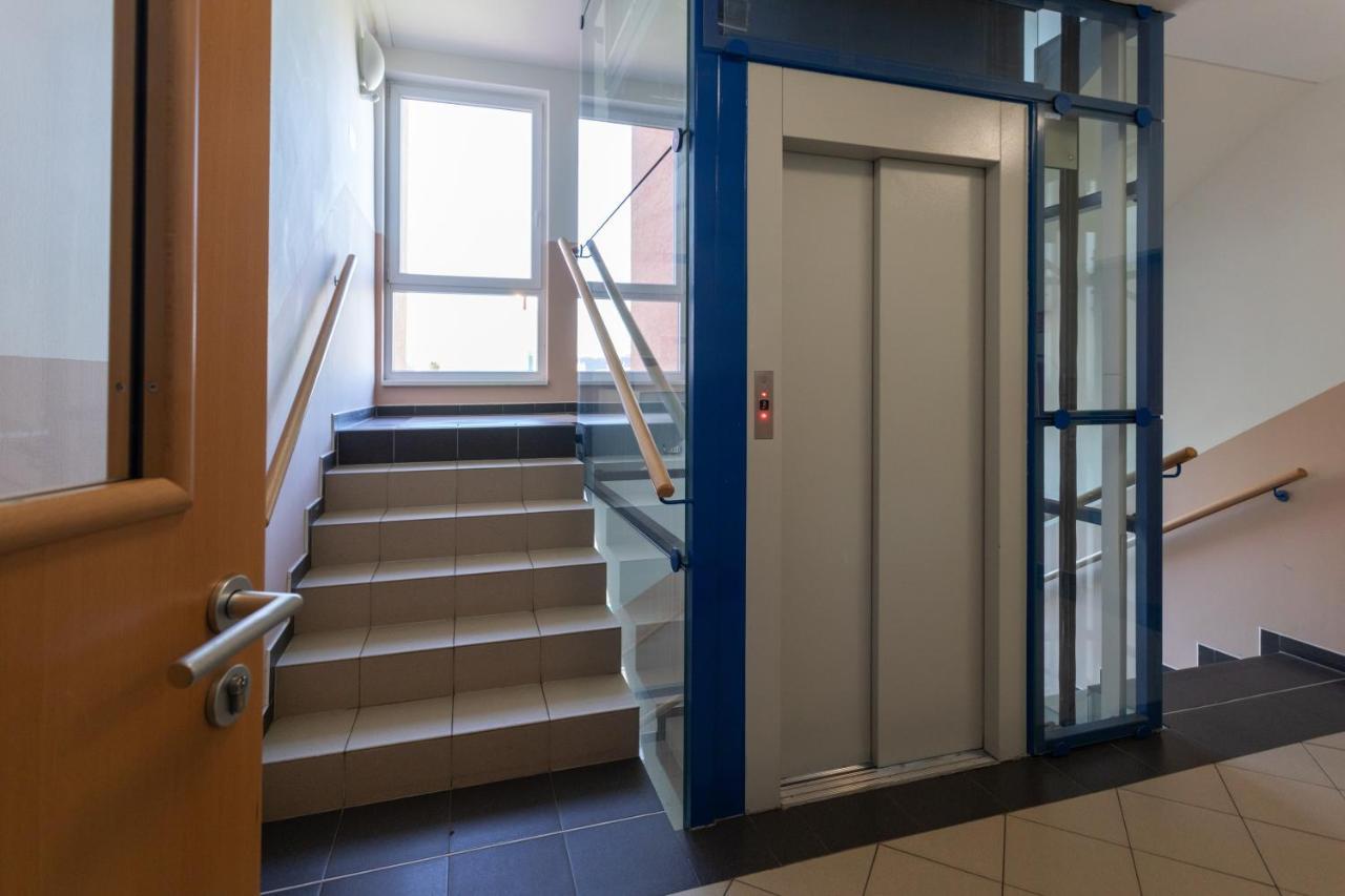 Sunny Apartment In Modrany By Prague Days Екстериор снимка