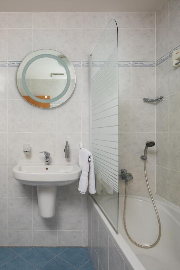 Sunny Apartment In Modrany By Prague Days Екстериор снимка