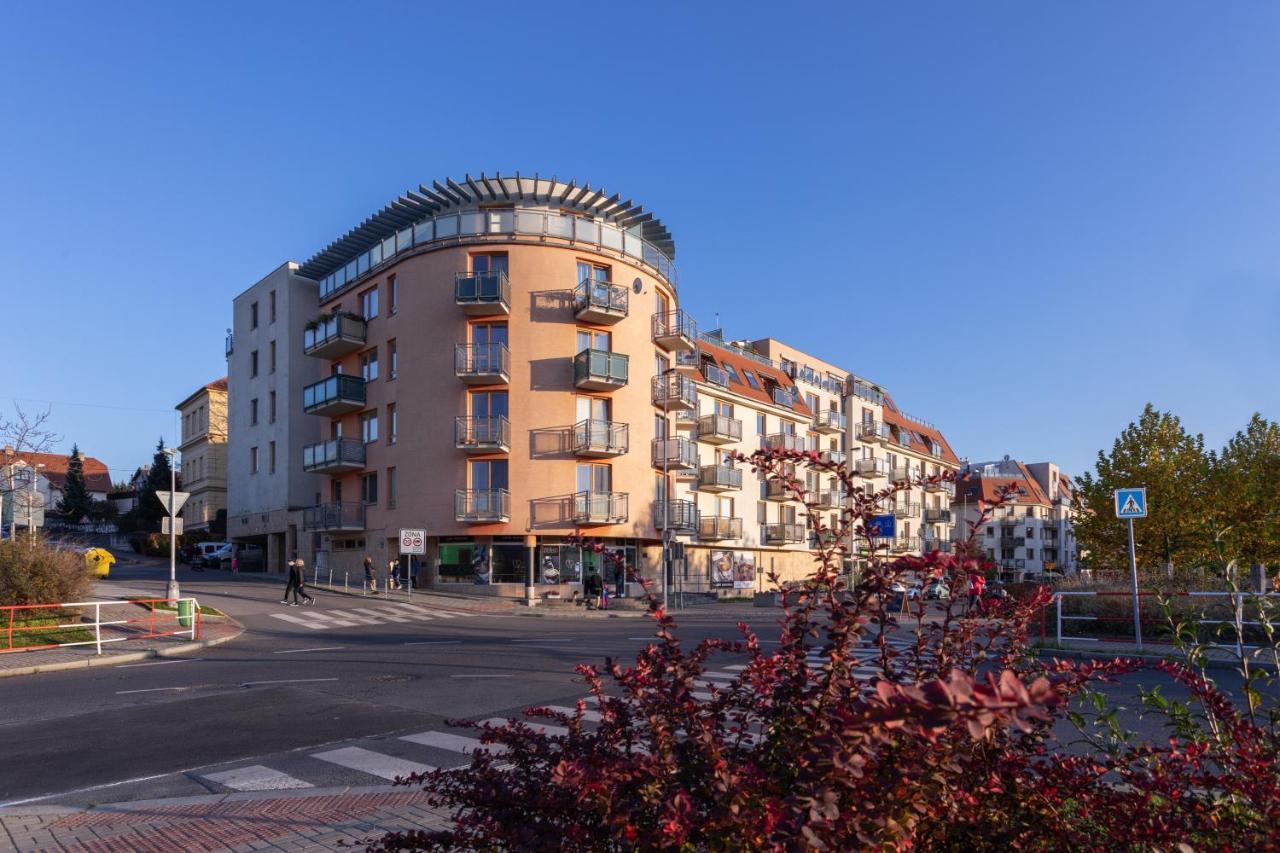 Sunny Apartment In Modrany By Prague Days Екстериор снимка